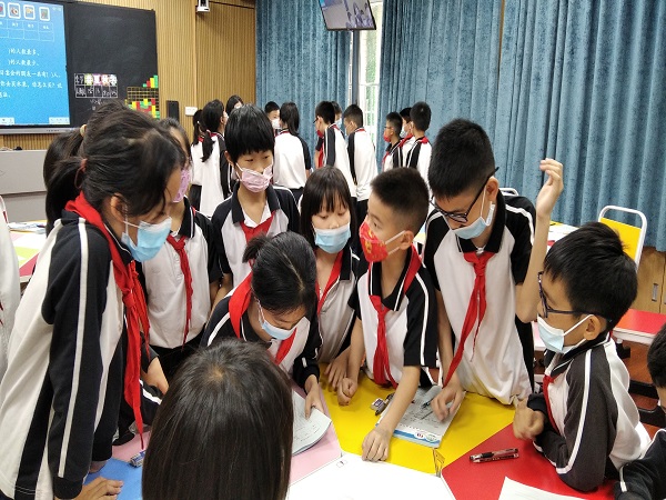 1649499686749080117.jpg 數(shù)學(xué)課進(jìn)行小組合作.jpg