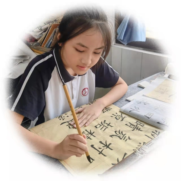 1643113533444099216.jpg 圖片一 薛凱勻同學(xué)練習(xí)書法掠影.jpg