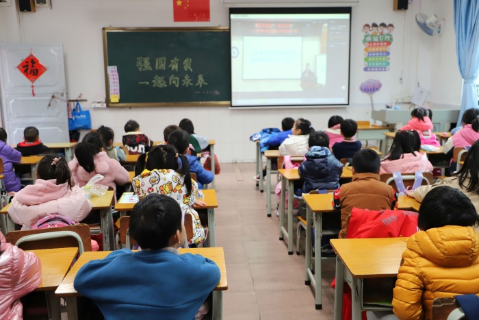 同學(xué)們認(rèn)真聽講 (2).jpg