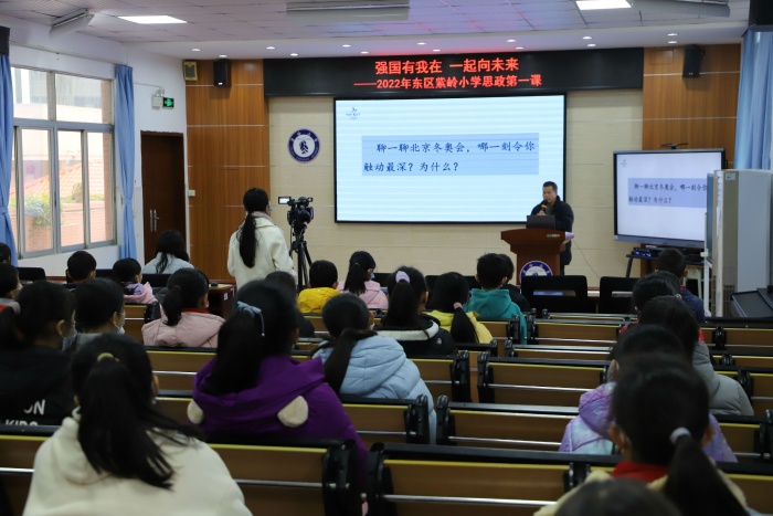 同學(xué)們認(rèn)真聽講 (1).jpg