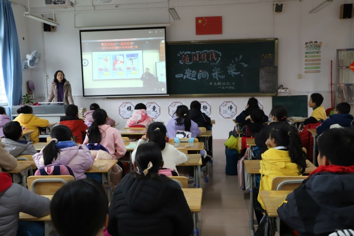 同學(xué)們認(rèn)真聽講 (3).jpg