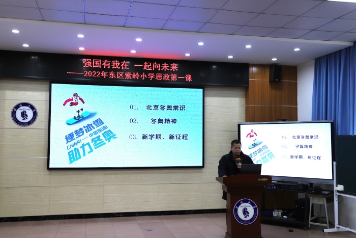 何校長聲情并茂地講課 (3).jpg