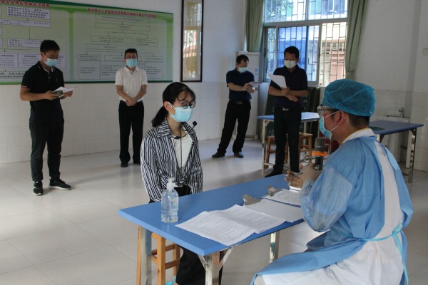 社區(qū)醫(yī)生進一步確診 (1).JPG