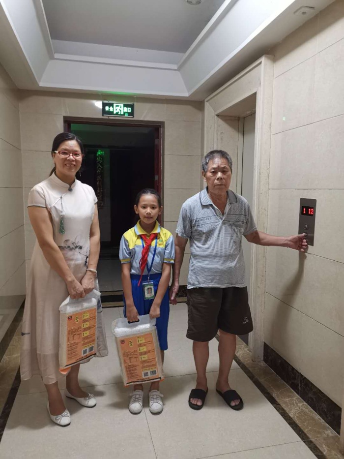 劉付琳幫鄰居爺爺提米2.jpg