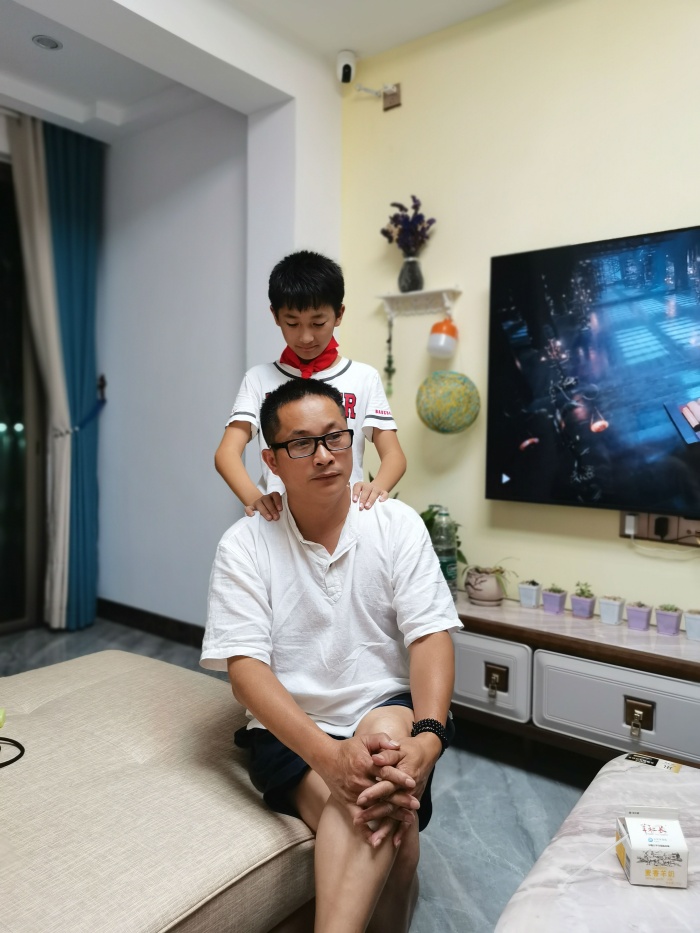 樂遠(yuǎn)東給累了一天的爸爸按摩.jpg