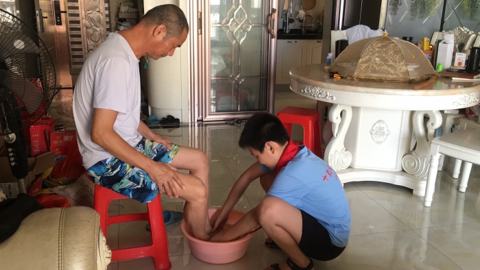 程子軒給爺爺洗腳.jpg