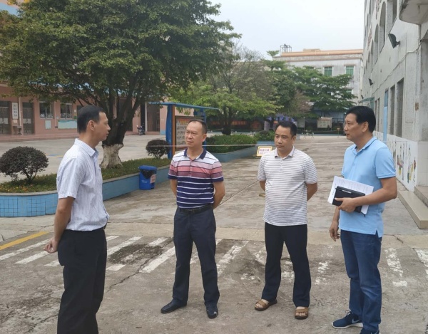 鎮(zhèn)長(zhǎng)到我校指導(dǎo)工作1.jpg