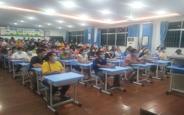 家長們在階梯教室開會