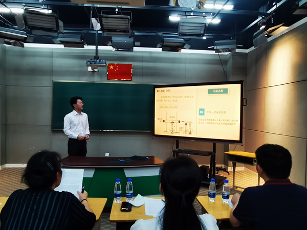 梁家傑在市電教站舉行的決賽現(xiàn)場 (縮).png