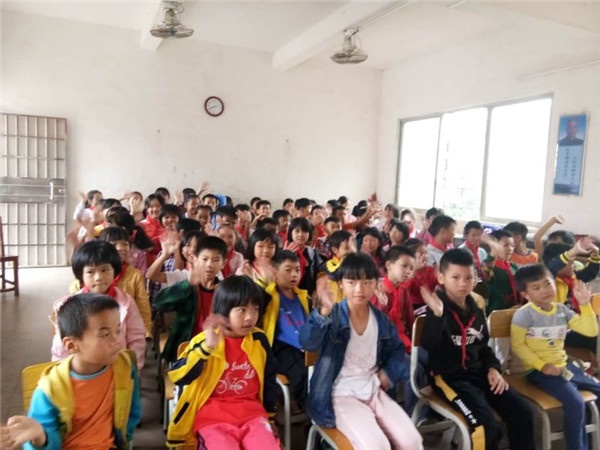 肇慶市廣寧縣江屯鎮(zhèn)聯(lián)星教學(xué)點(diǎn)的同學(xué)們正在對(duì)著鏡頭打招呼 20201014.jpg