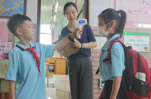 老師為每位返校孩子測(cè)量體溫.JPG