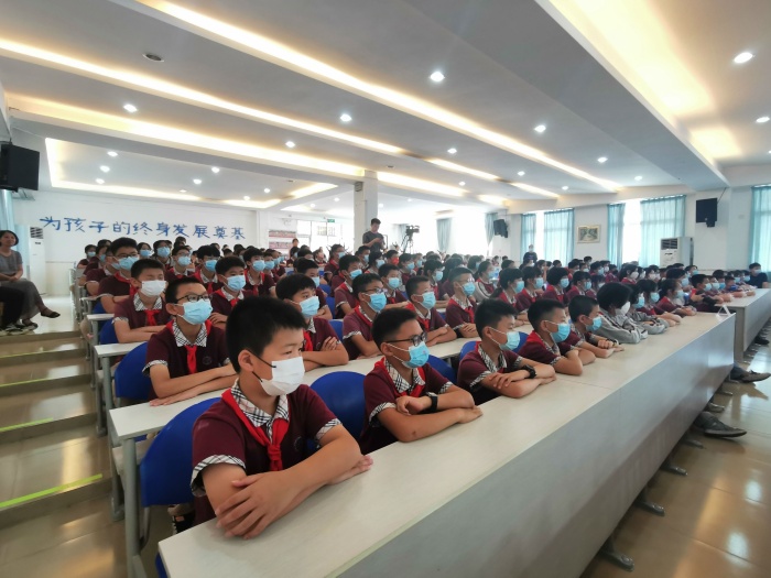 六年級學生現(xiàn)場觀看