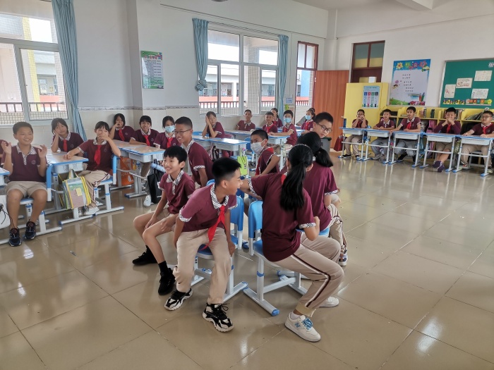 玩搶凳子的游戲