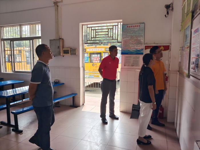 2021.9.29 市疫情防控工作專班小組到神舟學(xué)校調(diào)研檢查 (1).jpg