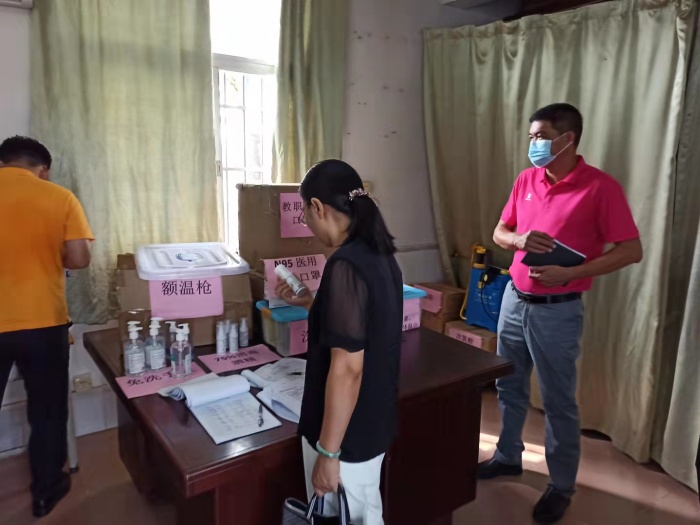 2021.9.29 市疫情防控工作專班小組到神舟學(xué)校調(diào)研檢查 (5).jpg