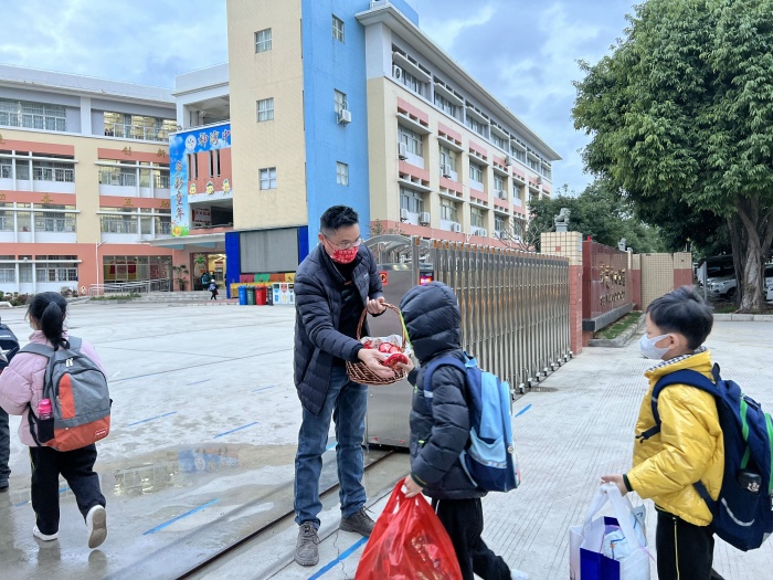 20220214-6譚瑞香校長(zhǎng)等迎接孩子們的到來(lái).jpg