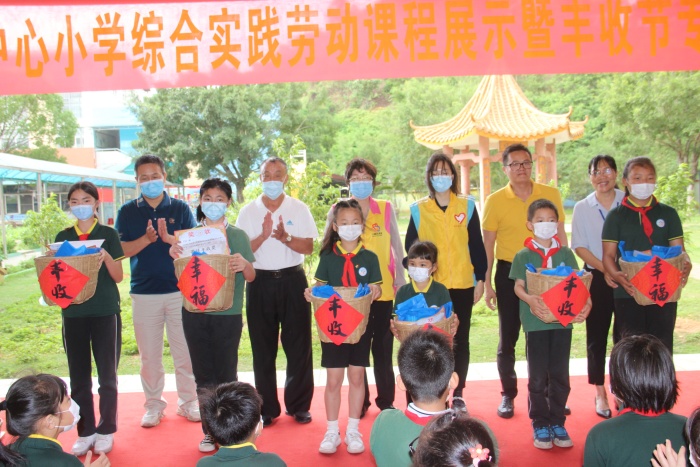 20220428神灣中心小學(xué)綜合實(shí)踐勞動(dòng)課程展示暨豐收節(jié)專題活動(dòng)照片 (10).jpg