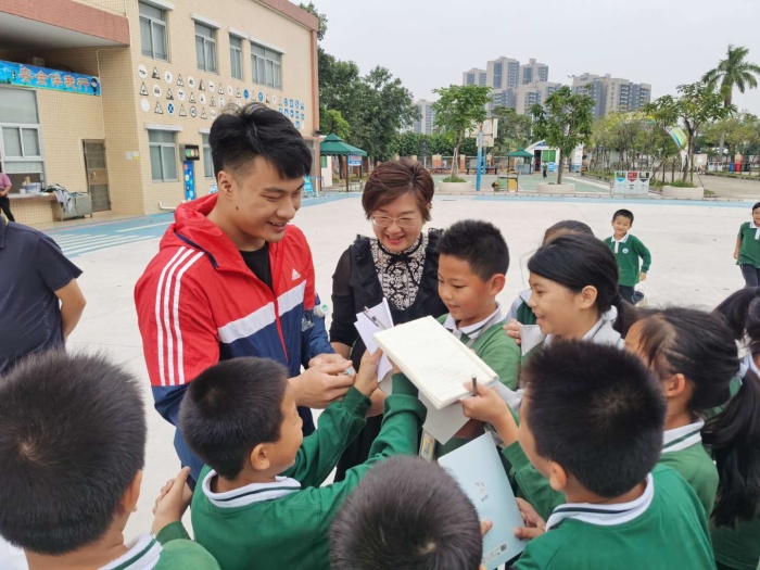 20201030全國舉重冠軍李偉華回母校照片 (10).jpg