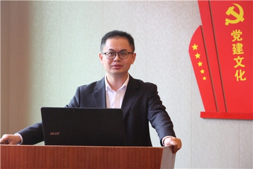 初一年級校長黃建軍