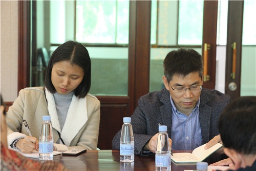 徐明福主任(右一)