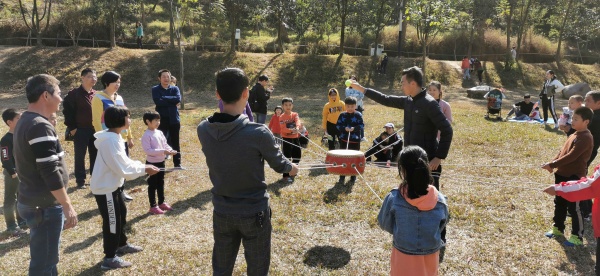 2019年12月8日上午新圩小學(xué)親子義工隊(duì)家庭到田心公園參加手拉手磨礪活動4.jpg