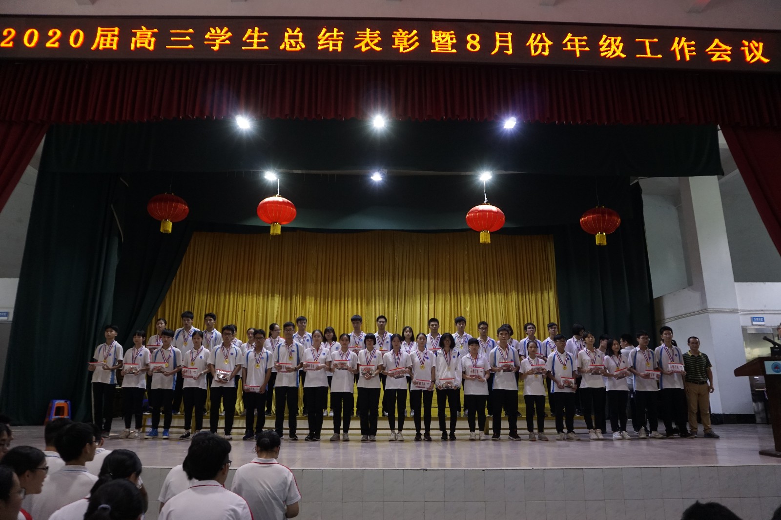 配圖1:優(yōu)秀學子接受表彰.jpg 配圖1:優(yōu)秀學子接受表彰.jpg