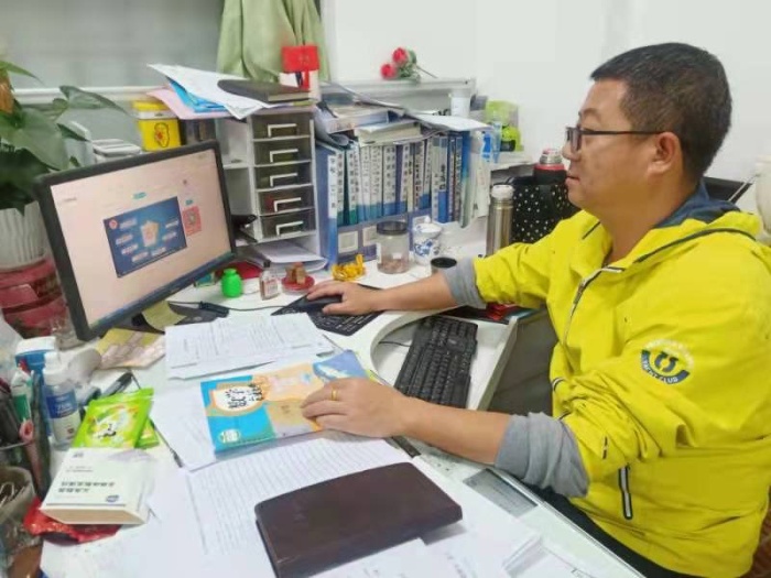 20201225神灣中心小學(xué)教師觀看法治教育視頻 (1).jpg