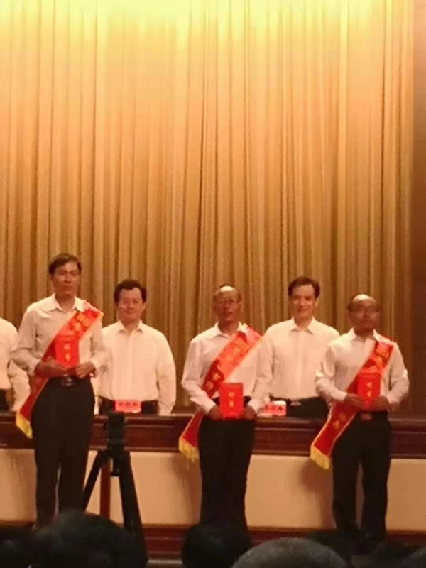 神灣中心小學(xué)楊木良老師榮獲“2019年度中山市師德標(biāo)兵”榮譽稱號照片 (4).jpg