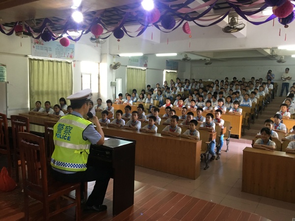 神灣神舟學(xué)校舉行第八個“全國交通安全日”主題教育活動 (7).JPG