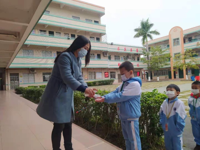 神灣神舟學(xué)校2020年秋季學(xué)期開學(xué)防控應(yīng)急演練 (8).jpg