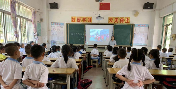 神灣神舟學(xué)校舉行第八個“全國交通安全日”主題教育活動 (1).jpg