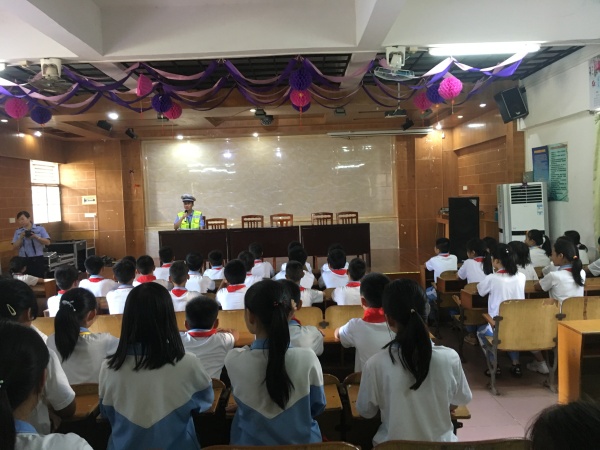 神灣神舟學(xué)校舉行第八個“全國交通安全日”主題教育活動 (6).JPG