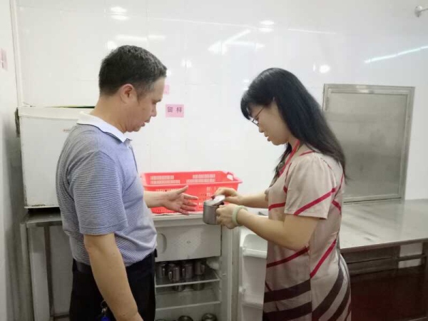 朱德友校長(zhǎng)陪同市督學(xué)關(guān)影紅主任檢查食品留樣