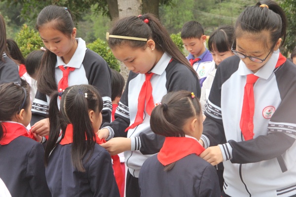 佩戴紅領(lǐng)巾
