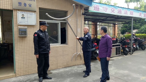 梁警官現(xiàn)場示范