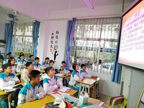 開發(fā)區(qū)二中開展“憲法晨讀”活動 (2).jpg