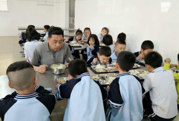 段岳華副校長(zhǎng)與學(xué)生共進(jìn)餐