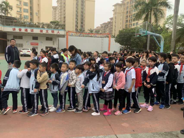 校車安全應(yīng)急逃生演練