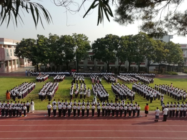 圖為全體師生在田徑場參加升旗儀式現(xiàn)場.jpg