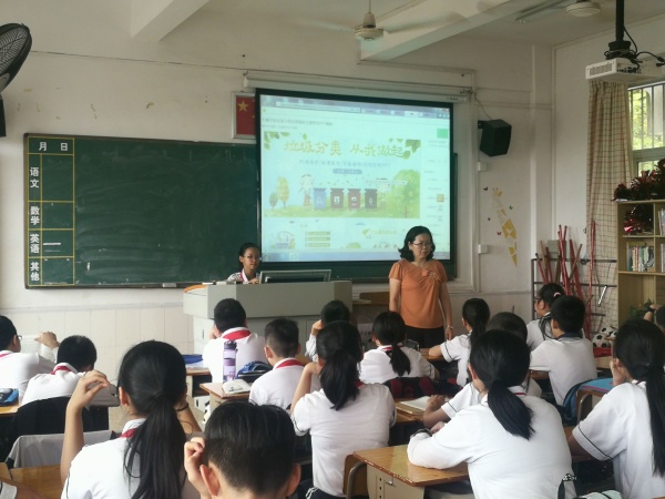 六2班陳明老師在為學(xué)生上“垃圾分類 從我做起”主題班會(huì).jpg