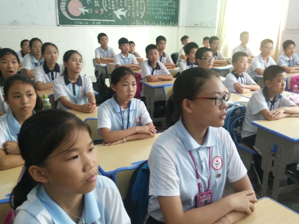 六年級(jí)學(xué)生觀(guān)看法治教育直播