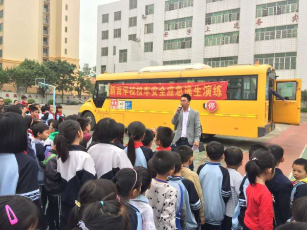 校車安全應(yīng)急逃生演練