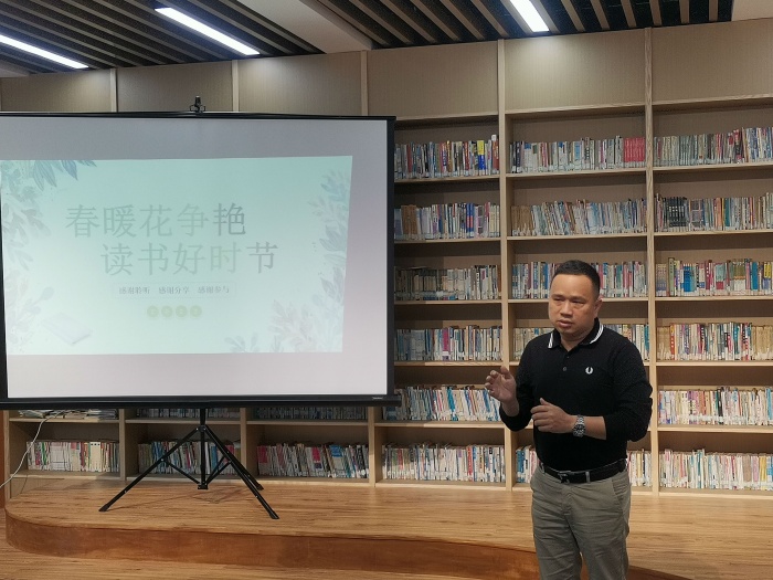 圖為郭上達校長在青年讀書聯(lián)盟上做總結(jié)發(fā)言.jpg