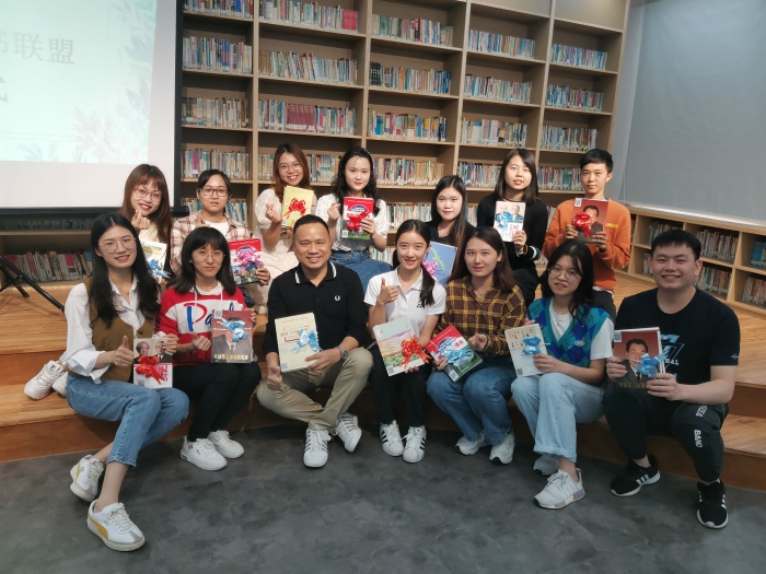 郭校長為青年教師贈書 (4).jpg