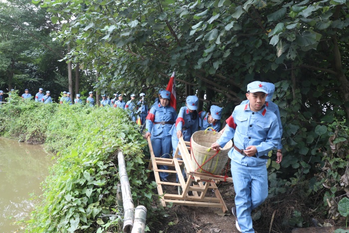 開(kāi)發(fā)區(qū)第一小學(xué)舉行“踏尋紅色足跡，共慶建黨100周年”親子研學(xué)