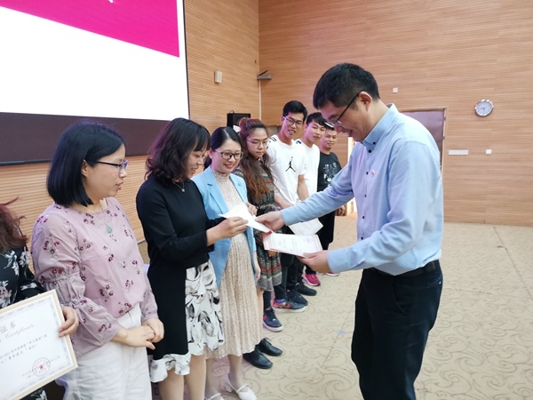 奮進(jìn)新時代，爭做學(xué)習(xí)人：開發(fā)區(qū)中心小學(xué)舉行“學(xué)習(xí)強(qiáng)國學(xué)習(xí)達(dá)人”表彰會