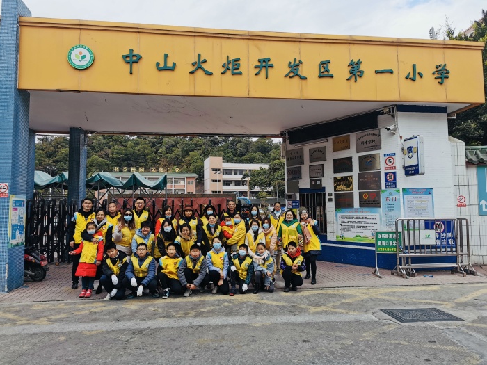 開發(fā)區(qū)第一小學(xué)開展“扮靚校園，你我有責(zé)”志愿服務(wù)活動