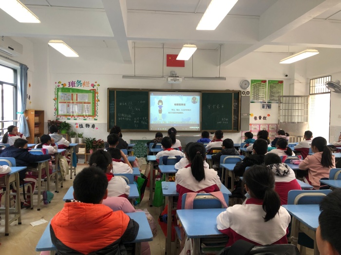 開發(fā)區(qū)第一小學(xué)開展“守護(hù)花開，關(guān)愛學(xué)生”主題教育