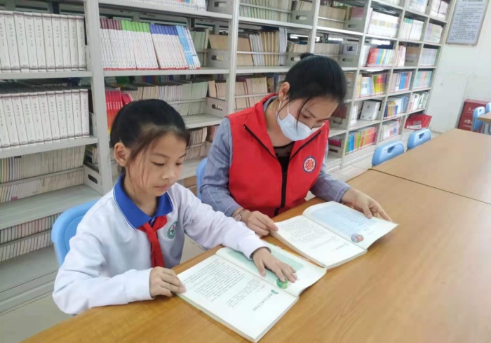 沐浴書香，共同成長，向黨致敬 ——火炬開發(fā)區(qū)第二小學開展親子閱讀