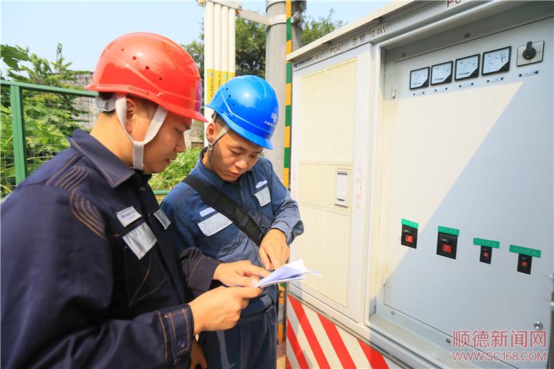 國(guó)慶長(zhǎng)假我在崗丨電力維修工人:使命在肩保供電 萬(wàn)家燈火我守護(hù)